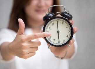 Çfarë kuptimi kanë akrepat e shtrirë në orë: Këndi 180 gradë na tregon më shumë se koha