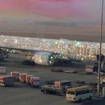 Punonjësi i aeroportit thithet nga motori i avionit, humb jetën