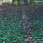 Pamja e sheshit “Skënderbej” i mbushur me besimtarë, përzgjidhet nga BBC-ja