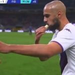 E rrallë! Futbollisti i krishterë simulon që shoku i tij i skuadrës që agjëronte, të çelte iftarin!