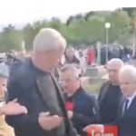 Babai i një dëshmori në Sllupçan nuk lejon Ali Ahmetin të vendos lule mbi varrin e djalit të tij (VIDEO)