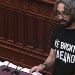 Apasievi kërcënon me një bluzë me mbishkrimin “varje”