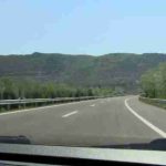 Kompania me 2 punëtorë fiton 2.3 milionë euro për kositjen e barit në autostrada