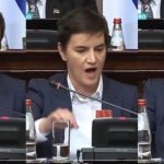 Ana Brnabiq humb kontrollin në Parlamentin e Serbisë, deputetët e opozitës i quan “qese m…”