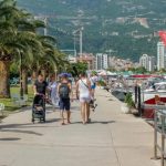 Masa strikte, 200 euro gjobë për ata që ecin me rroba plazhi në rrugët e Budvës