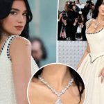 Dua Lipa shkëlqen në Met Gala 2023, bën histori me gjerdanin 100 karatësh, i cili kap vlerën për mbi 30 milionë dollarë