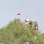 Flamuri kuq e zi vendoset në një shkëmb në Zveçan, merr vëmendjen e mediave serbe