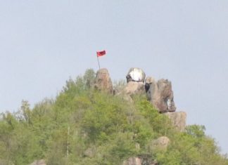 Flamuri kuq e zi vendoset në një shkëmb në Zveçan, merr vëmendjen e mediave serbe