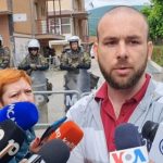 Gazetarë shqiptarë e serbë mbrojnë pronarin e kafenesë në Zveçan, që u hapi derën