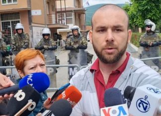Gazetarë shqiptarë e serbë mbrojnë pronarin e kafenesë në Zveçan, që u hapi derën