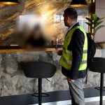 Pronari i biznesit sillet në mënyrë arrogante me inspektorët e punës, i nxjerr jashtë (VIDEO)