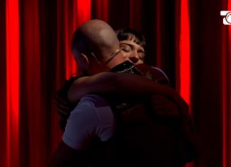 Kristi surprizohet nga motra, ajo këndon për të