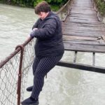 Varur mbi urë, qytetarja rrezikon jetën për të votuar