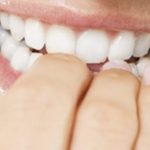 Kafshoni thonjtë? Zbuloni si mund ta ndaloni këtë zakon të dëmshëm