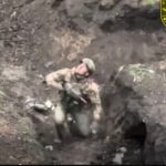 Momenti rrëqethës kur ushtari rus i lutet për jetën dronit ukrainas, shoku i tij hedh veten në erë