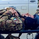 Dalin pamjet, ushtarët e KFOR-it të shtrirë pas lëndimeve në veri të Kosovës