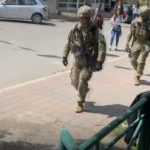 Ushtarë amerikanë futen në objektin e komunës në Leposaviq (VIDEO)
