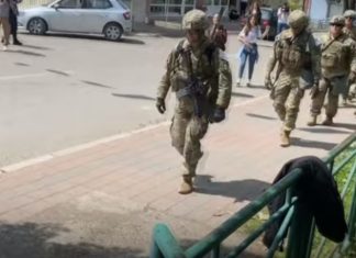 Ushtarë amerikanë futen në objektin e komunës në Leposaviq (VIDEO)