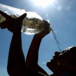 Info Shqip: Si të hidratoheni siç duhet në verë: Pesë këshilla kryesore për t’u mbrojtur nga dehidratimi