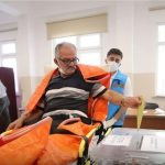 Zgjedhjet në Turqi, 62- vjecari shkon të votojë me barelë