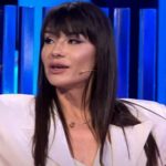 Zhaklina “shokon” me deklaratën, thotë se pasurinë do t’ia lë maces së saj