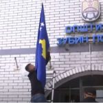 Largohet flamuri serb në Zubin Potok, vendoset ai i Kosovës (VIDEO)