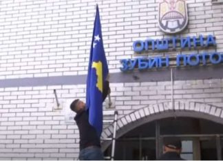 Largohet flamuri serb në Zubin Potok, vendoset ai i Kosovës (VIDEO)