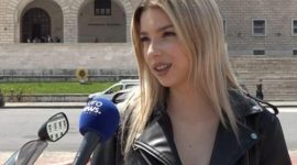 Info Shqip: Kjo është 21-vjeçarja që i bën “zbor” motorit: Më ndalojnë policët, por nuk më vënë gjoba