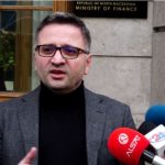 Pagat e ulëta i detyrojnë punonjësit në administratë gjithnjë e më shpesh ta lënë punën
