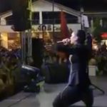 “Çou Adem”, Albina Kelmendi e këndon live këngën e famshme para mijëra qytetarëve