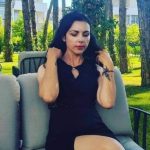 Fotot e reja të Almës, ‘ustalleshës’ që fundosi Gjicin, zhveshi edhe Genci Alizotin dhe një gazetar