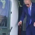 Pas rrëzimit, Biden pëson tjetër incident, godet kokën duke zbritur nga helikopteri