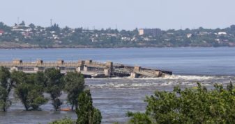 Info Shqip: Diga në Ukrainë: Kur sulmet ndaj infrastrukturës civile përbëjnë krime lufte?
