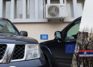 Ekskluzive: Rast i paprecedentë, tre pjesëtarë të EULEX-it valëvitin flamurin e Serbisë të Ura Ibrit