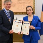 Osmani në takim lamtumirës me shefin e EULEX-it, e dekoron me medaljen presidenciale