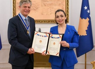 Osmani në takim lamtumirës me shefin e EULEX-it, e dekoron me medaljen presidenciale