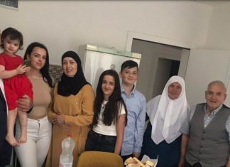 Ambasadori francez e feston Kurban Bajramin në një familje shqiptare