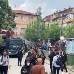 Pamje nga sulmi ndaj gazetarëve në Leposaviq, KFOR-i nuk u del në ndihmë, i pengon ata të largohen