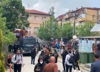 Pamje nga sulmi ndaj gazetarëve në Leposaviq, KFOR-i nuk u del në ndihmë, i pengon ata të largohen