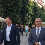 Grenell me Srpska-n duke ecur në pjesën veriore të Mitrovicës, e kritikoi Kurtin për situatën në Veri!