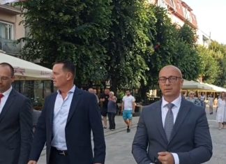Grenell me Srpska-n duke ecur në pjesën veriore të Mitrovicës, e kritikoi Kurtin për situatën në Veri!
