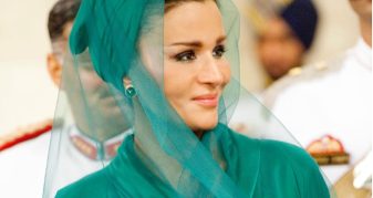 Info Shqip: Gruaja e dytë e sheikut të Katarit, 63-vjecarja gruaja më elegante në botë (FOTO)