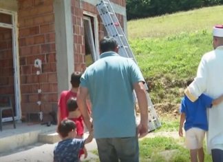 Për Kurban Bajram, myslimanët ia dhurojnë familjes katolike një shtëpi të re në Pjetërshan