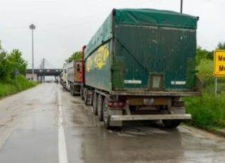 Vazhdon bllokada për kamionë e autobusë në kufirin me Serbinë