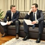 KFOR i paqartë për vendin ku u rrëmbyen policët e Kosovës, reagon me ironi këshilltari i Kurtit: Nuk dihet ku e kanë komandantin