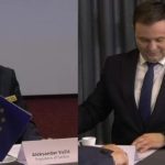 Moderatori Sadi Imeri e analisti Fatmir Sheholli duke imituar e Kurtin dhe Vuçiqin, shikoni si ‘përleshen’ gjatë negociatave në ‘Bruksel’
