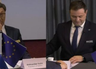 Moderatori Sadi Imeri e analisti Fatmir Sheholli duke imituar e Kurtin dhe Vuçiqin, shikoni si ‘përleshen’ gjatë negociatave në ‘Bruksel’