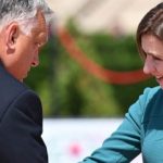Orban tentoi që t’i puthte dorën, Presidentja e Moldavisë e refuzon (VIDEO)