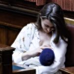 Për herë të parë në histori: Deputetja italiane ushqen me gji djalin e saj në Parlament