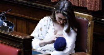 Info Shqip: Për herë të parë në histori: Deputetja italiane ushqen me gji djalin e saj në Parlament